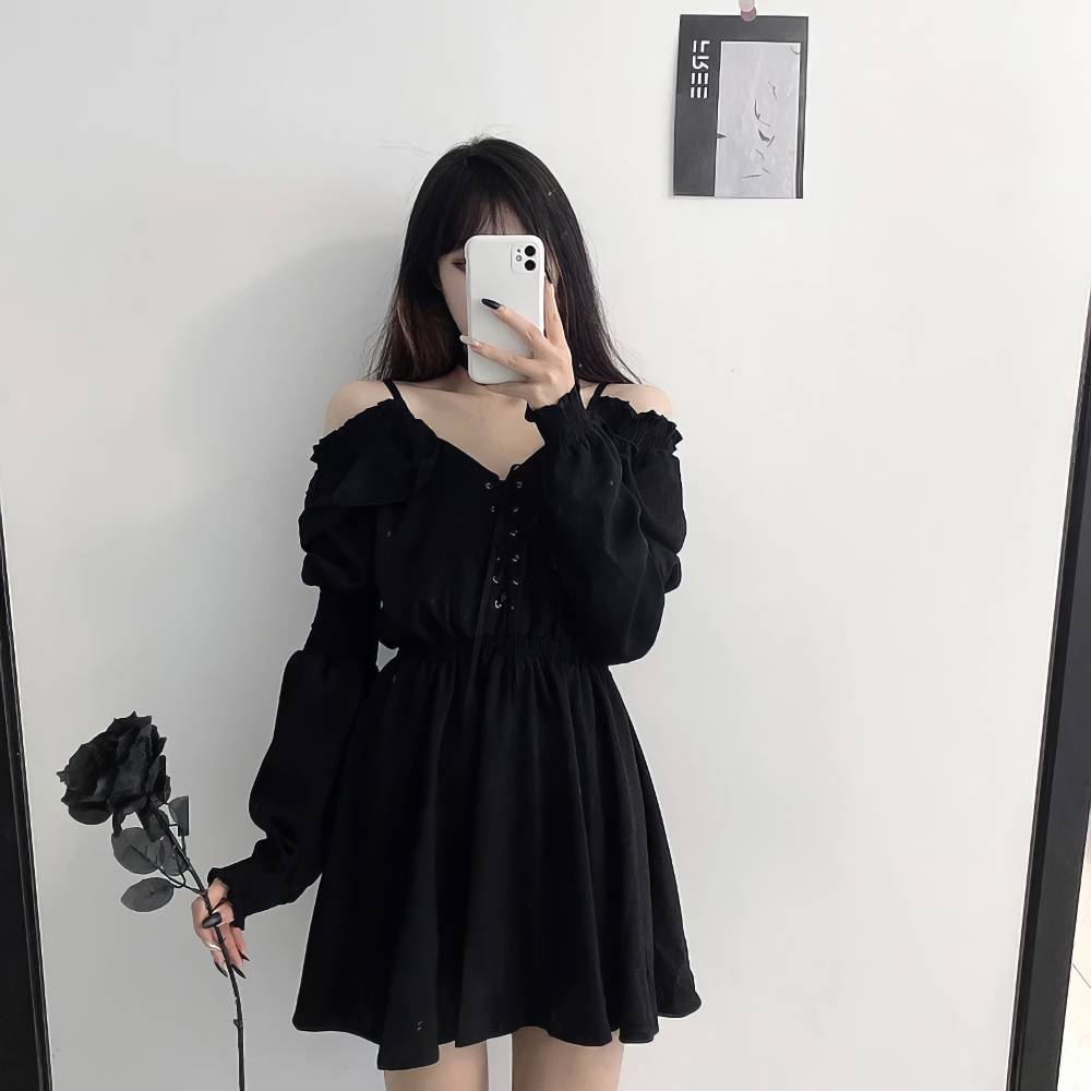 Robe gothique femme noire en tissu fluide avec épaules dénudées et manches longues bouffantes, style romantique sombre