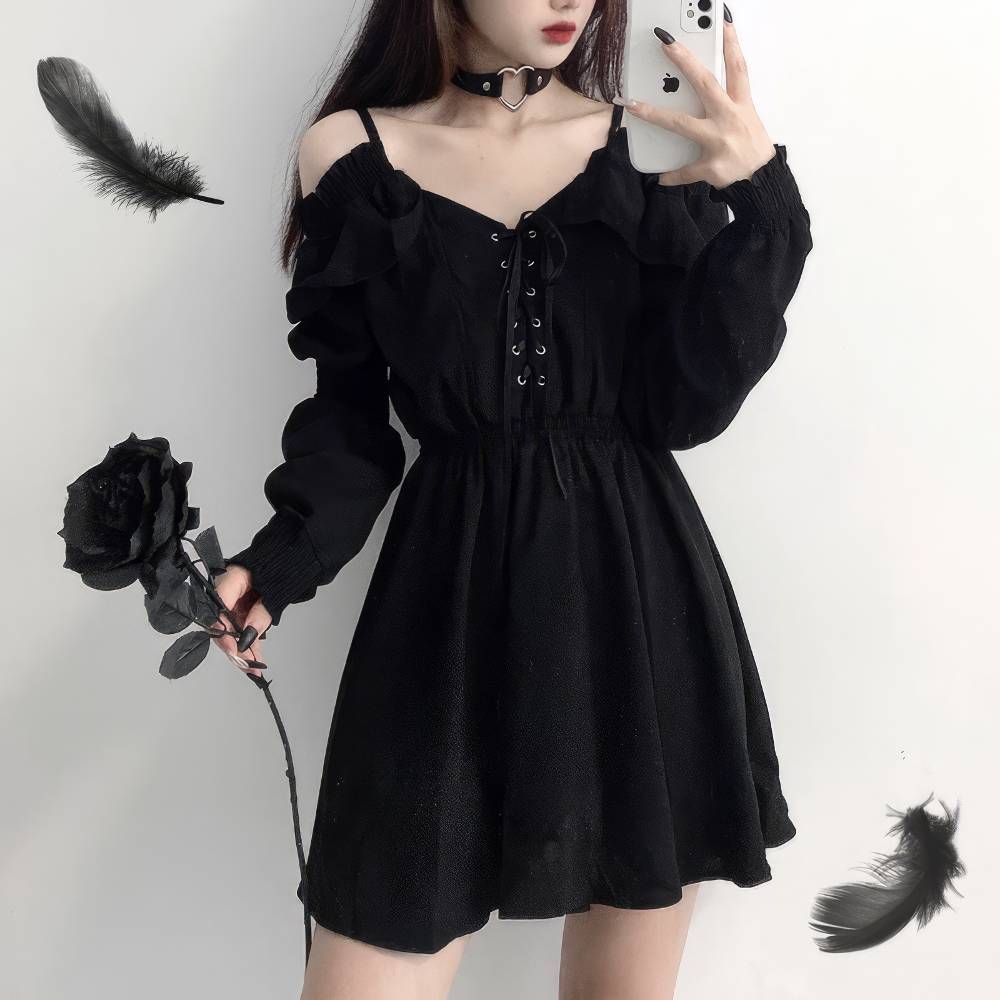 Robe gothique femme noire en tissu léger avec manches longues bouffantes et laçage devant, style romantique et élégant