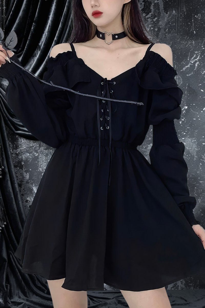 Robe gothique femme noire en velours avec manches longues bouffantes et épaules dénudées, modèle GothicGarnet