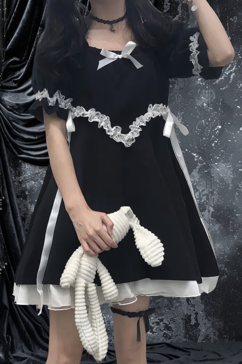 Robe gothique japonaise SleekJap noire en velours avec dentelle blanche, nœuds blancs, manches bouffantes et jupe évasée