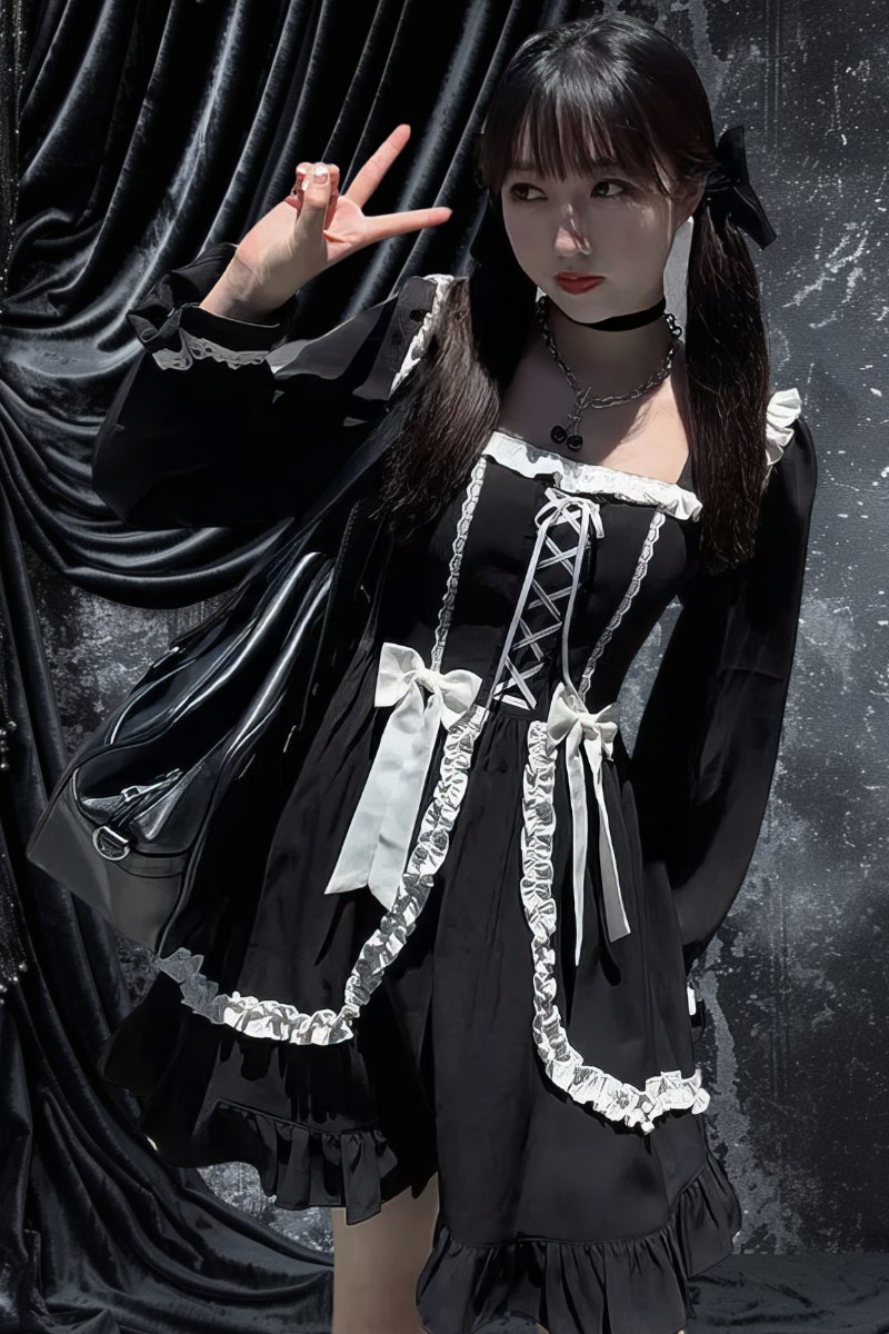 Robe gothique lolita noire en velours avec dentelle blanche, manches longues bouffantes, corset lacé et nœuds décoratifs, style dark fantasy