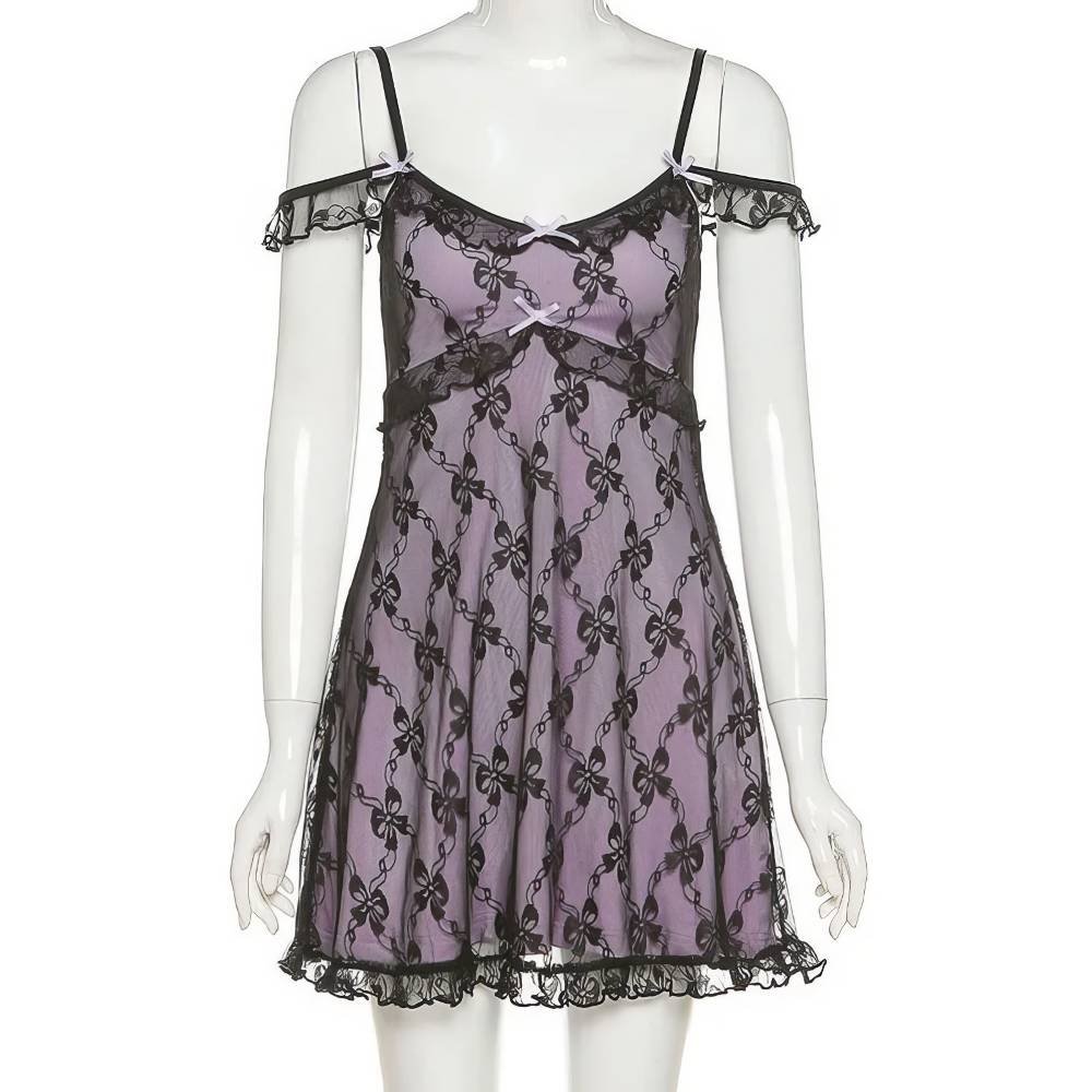Robe gothique noir et violette VictorianVigil en dentelle noire avec fines bretelles et manches tombantes, motif baroque, style victorien et élégance sombre