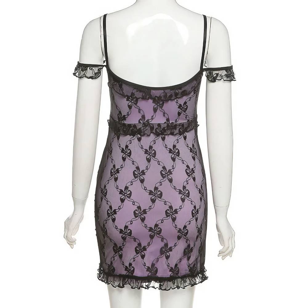 Robe gothique noir et violette VictorianVigil vue de dos avec bretelles fines et dentelle noire aux épaules et à l'ourlet, motif baroque en velours noir sur tissu violet