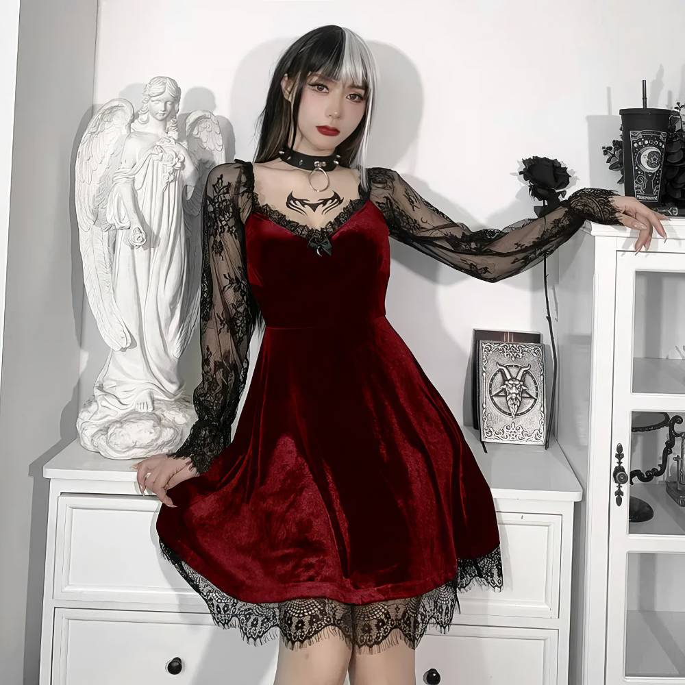 Robe gothique noire et rouge SoftBlood en velours rouge avec manches longues en dentelle noire et bordure en dentelle noire