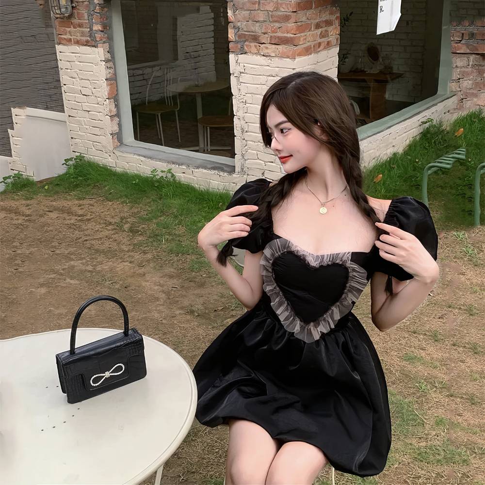 Robe gothique romantique courte noire en velours avec décolleté cœur et manches bouffantes, modèle RebelRequiem