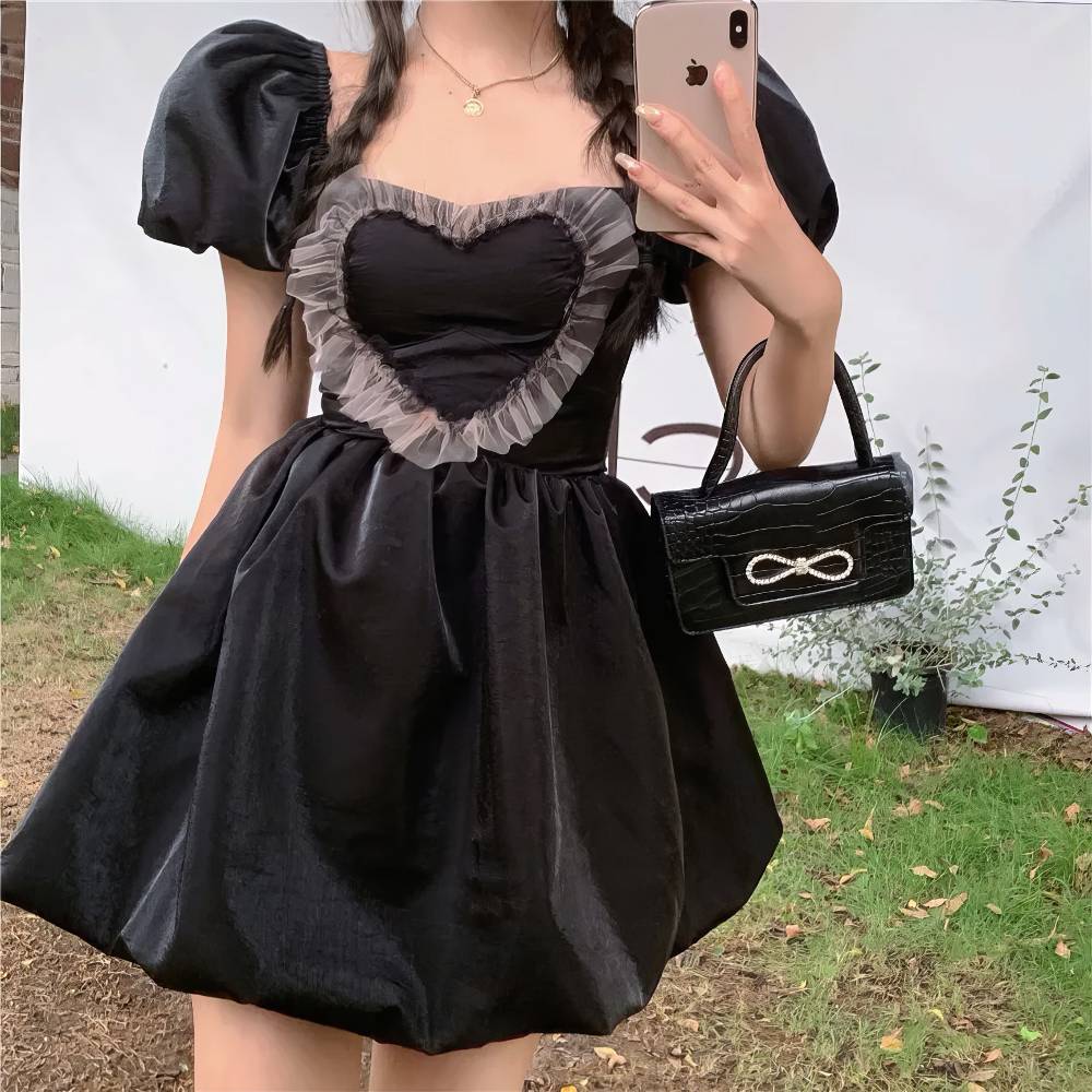 Robe gothique romantique courte noire avec manches bouffantes et détail en dentelle grise en forme de cœur sur le corsage, modèle RebelRequiem