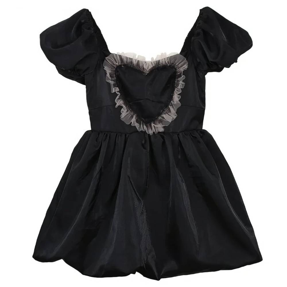 Robe gothique romantique courte noire en tissu satiné avec manches bouffantes et cœur en dentelle blanche sur le décolleté - modèle RebelRequiem