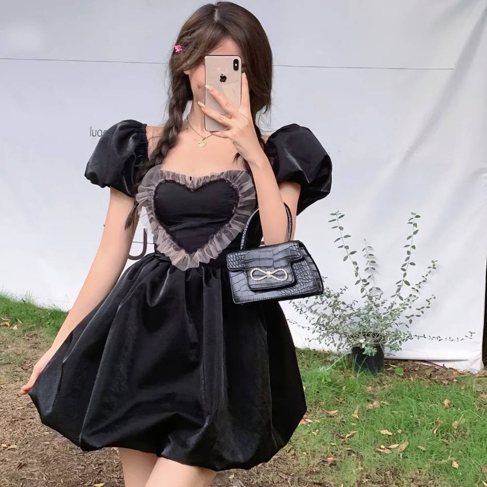 Robe gothique romantique courte noire en velours avec corsage en forme de cœur et manches bouffantes, modèle RebelRequiem