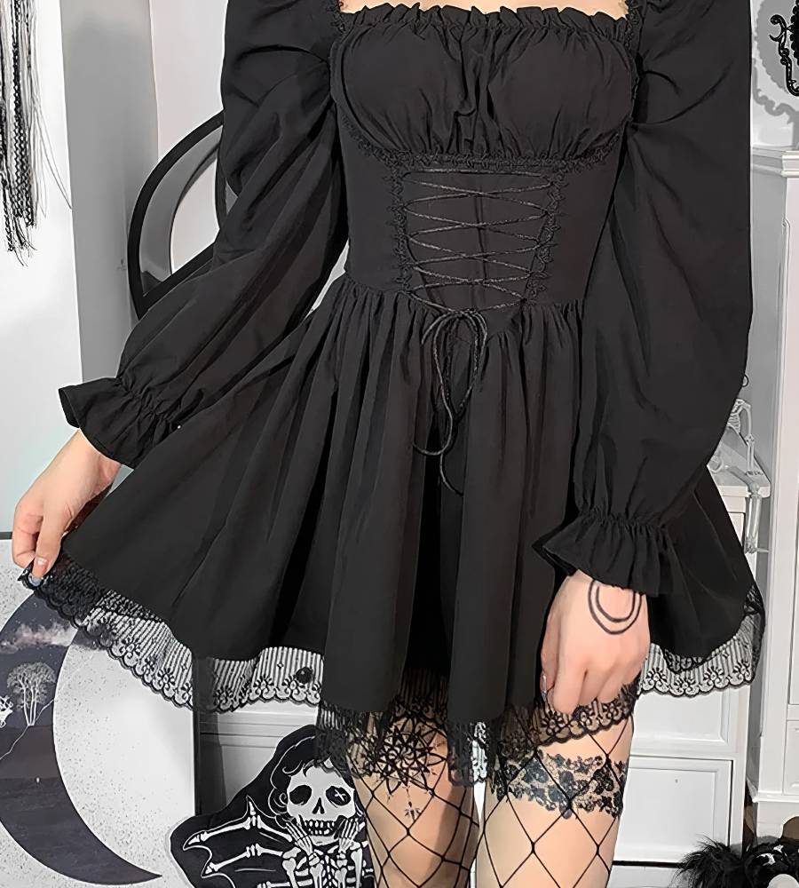 Robe gothique romantique noire en tissu fluide avec corset lacé à la taille et manches longues bouffantes, détail dentelle noire en bas de jupe