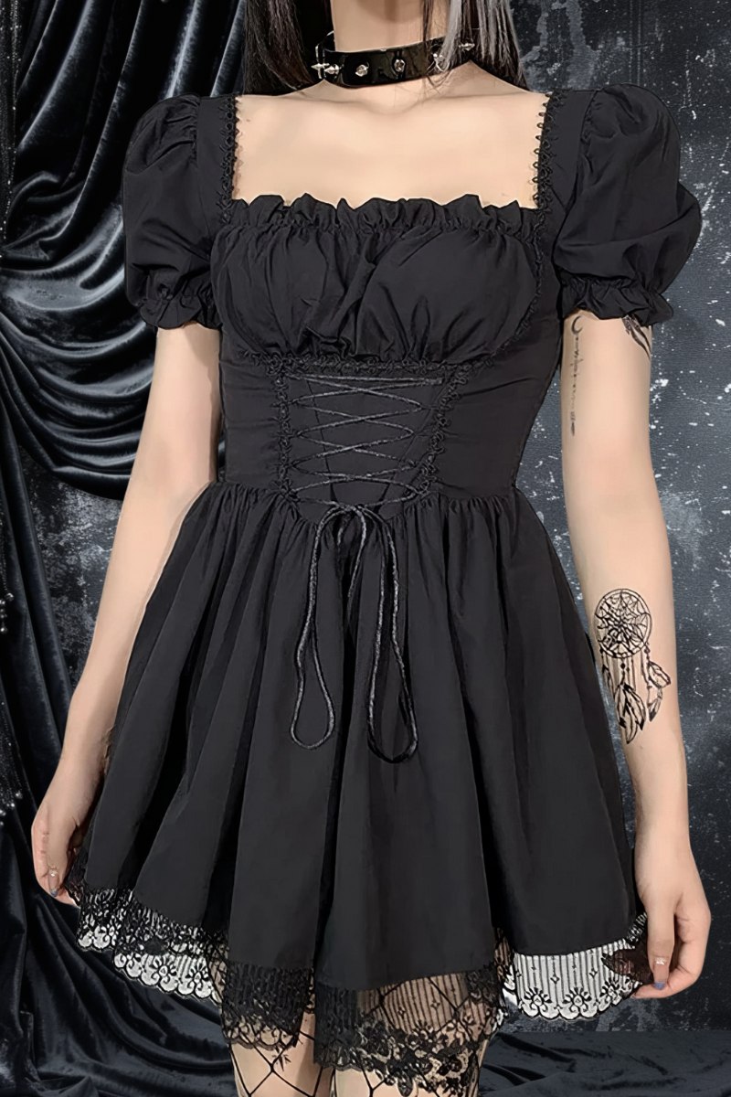Robe gothique romantique noire en coton avec manches bouffantes, corset lacé à la taille et dentelle noire en bas, modèle CyberCrown