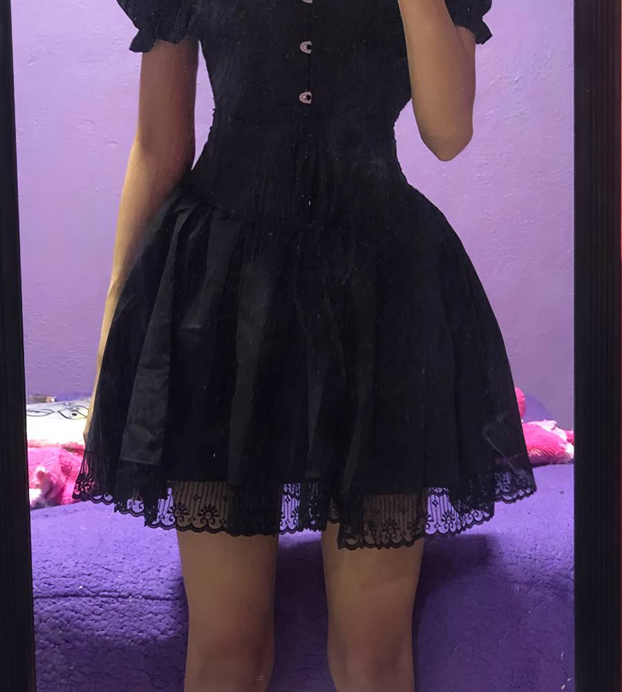 Robe gothique romantique noire en dentelle avec jupe évasée et boutons argentés devant, modèle CyberCrown