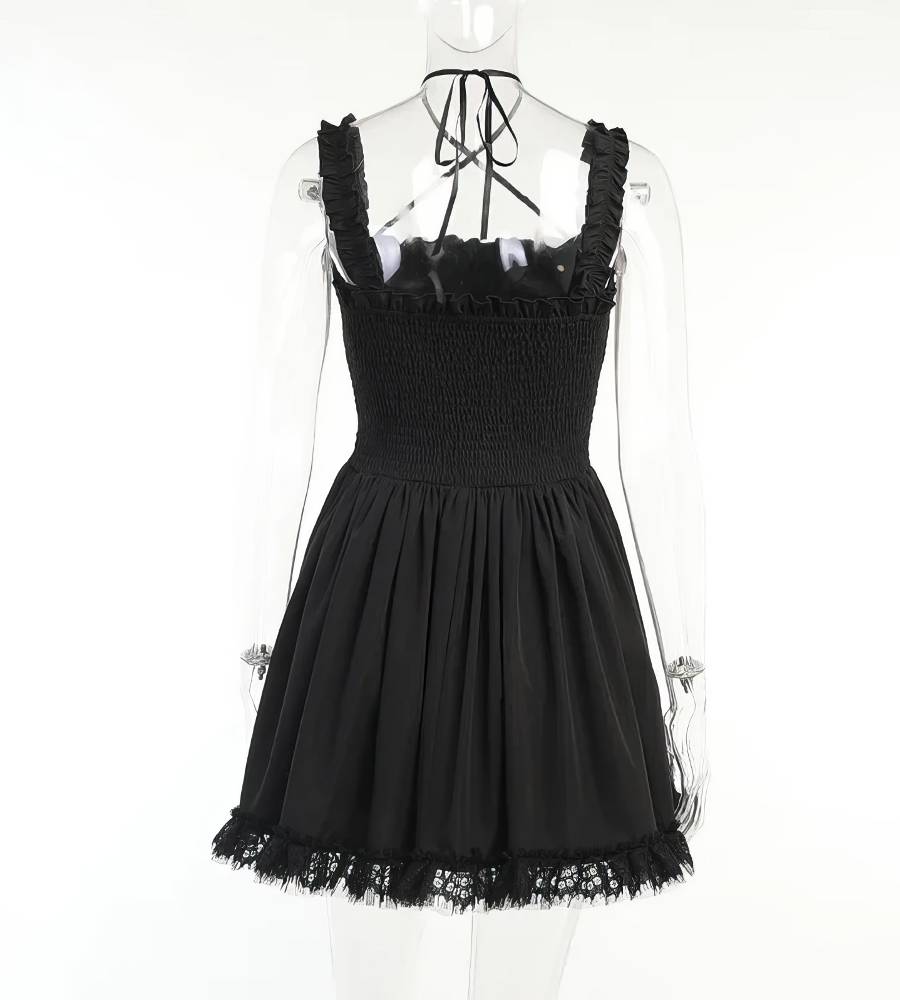 Robe gothique romantique noire en velours avec corsage smocké, bretelles larges ornées de dentelle noire, jupe courte évasée et bordure en dentelle noire