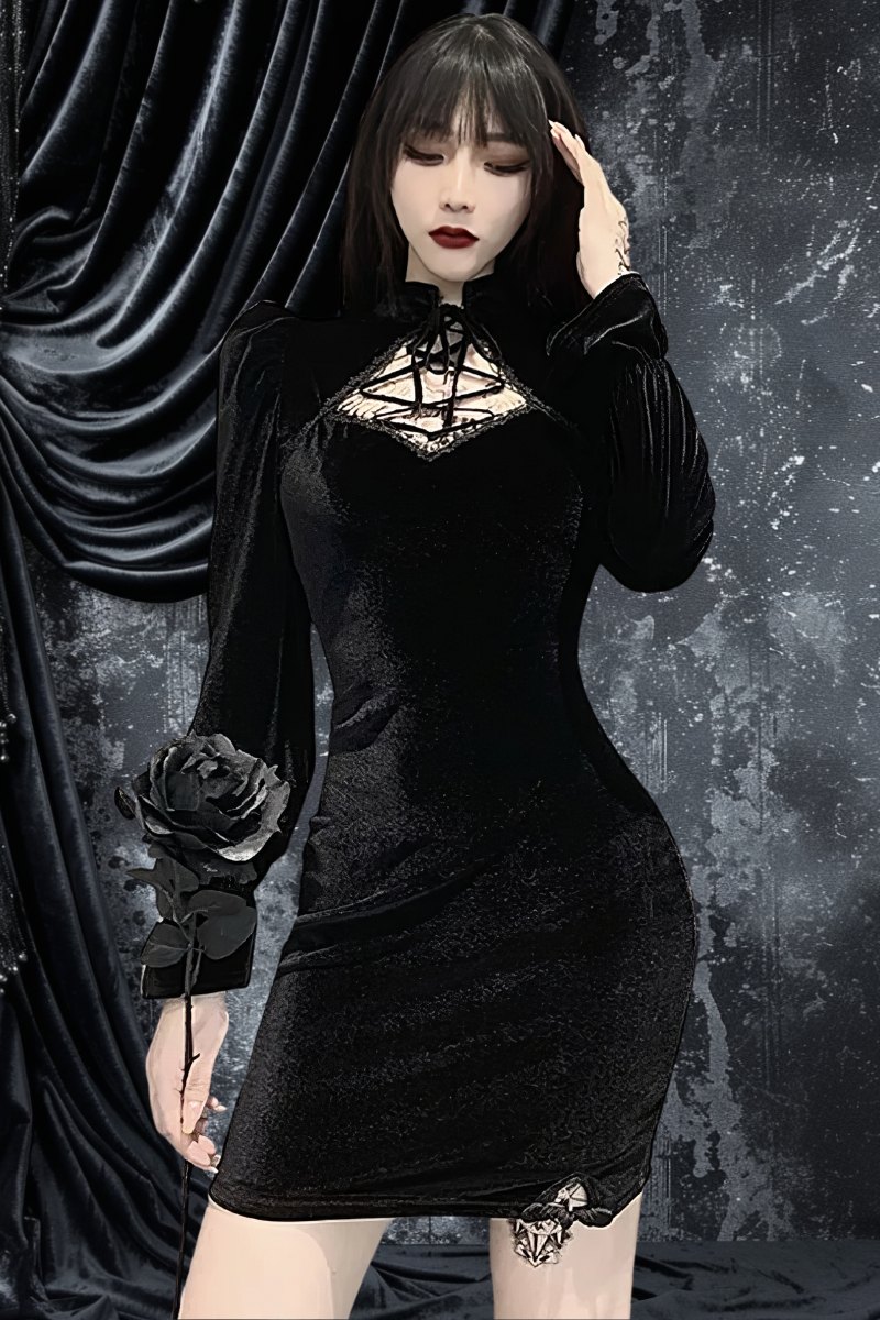 Robe gothique élégante en velours noir avec capuche, col ajouré en dentelle noire et manches longues, modèle Nightwalker