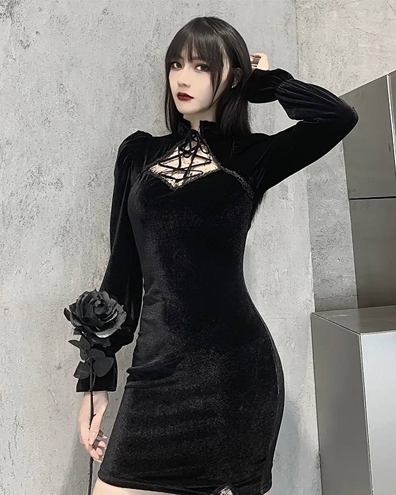 Robe gothique élégante en velours noir Nightwalker, vue de face avec détail du col lacé et manches longues bouffantes