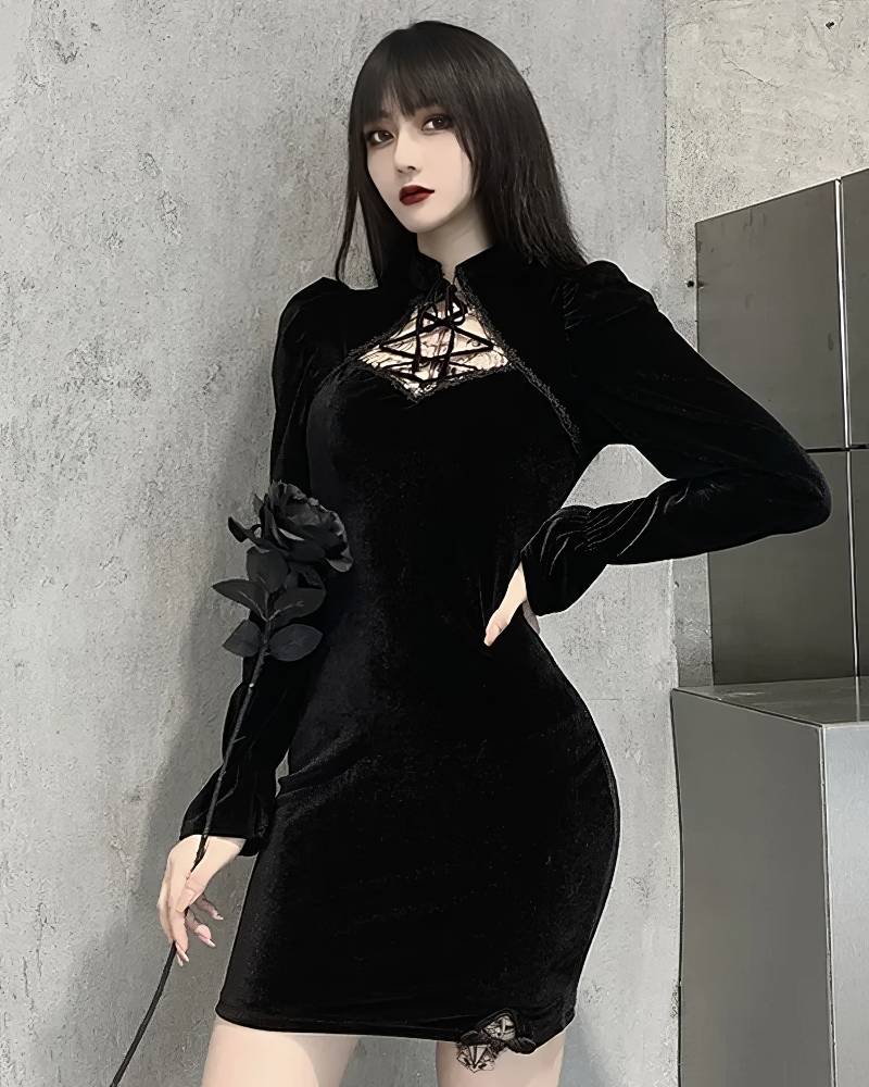 Robe gothique élégante en velours noir Nightwalker avec manches longues bouffantes et détail en dentelle noire au col