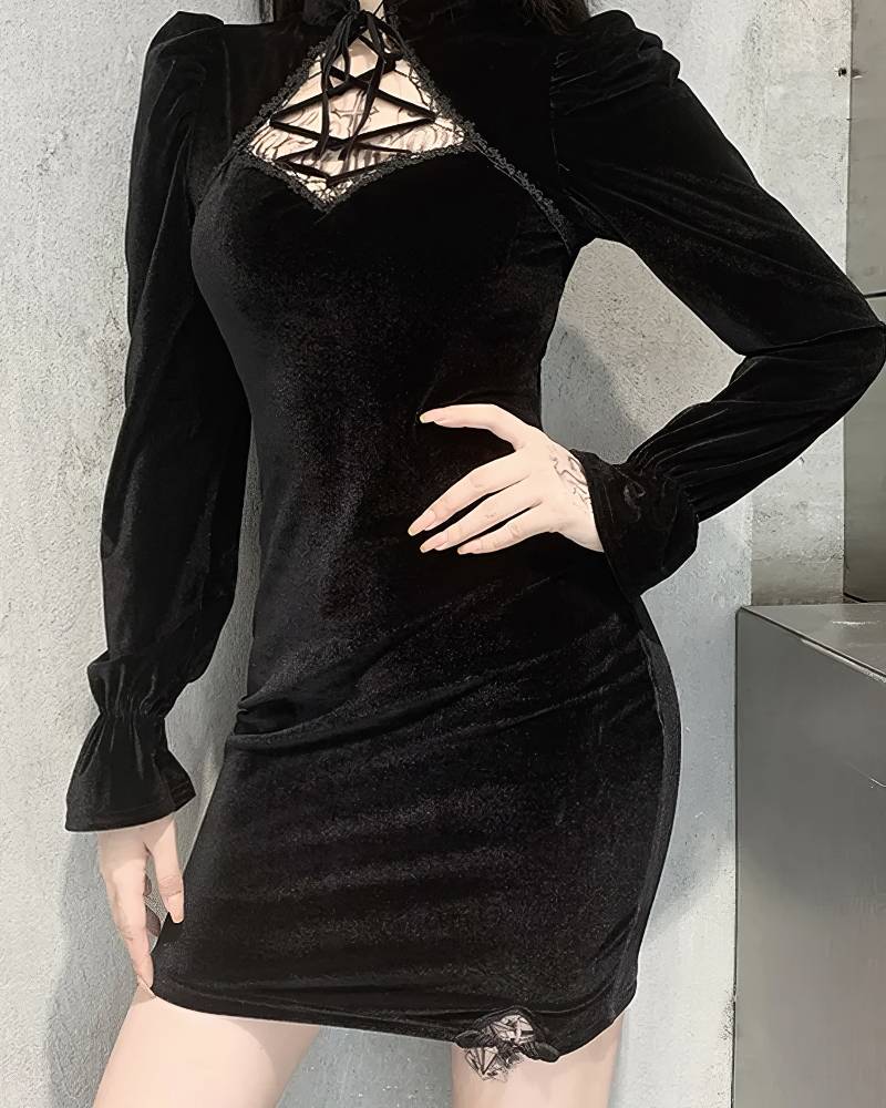 Robe gothique élégante en velours noir Nightwalker avec manches longues bouffantes et détail lacé sur la poitrine