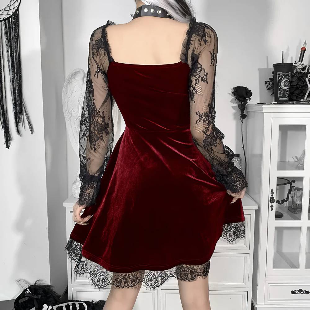 Robe gothique noire et rouge SoftBlood en velours rouge bordeaux avec manches longues en dentelle noire transparente vue de dos, détail de la dentelle au bas de la robe