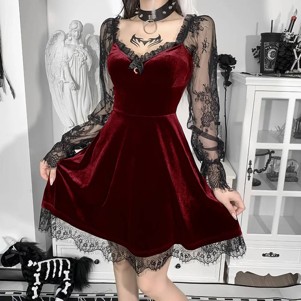 Robe gothique noire et rouge SoftBlood en velours rouge foncé avec manches longues en dentelle noire transparente et bordure en dentelle noire au bas