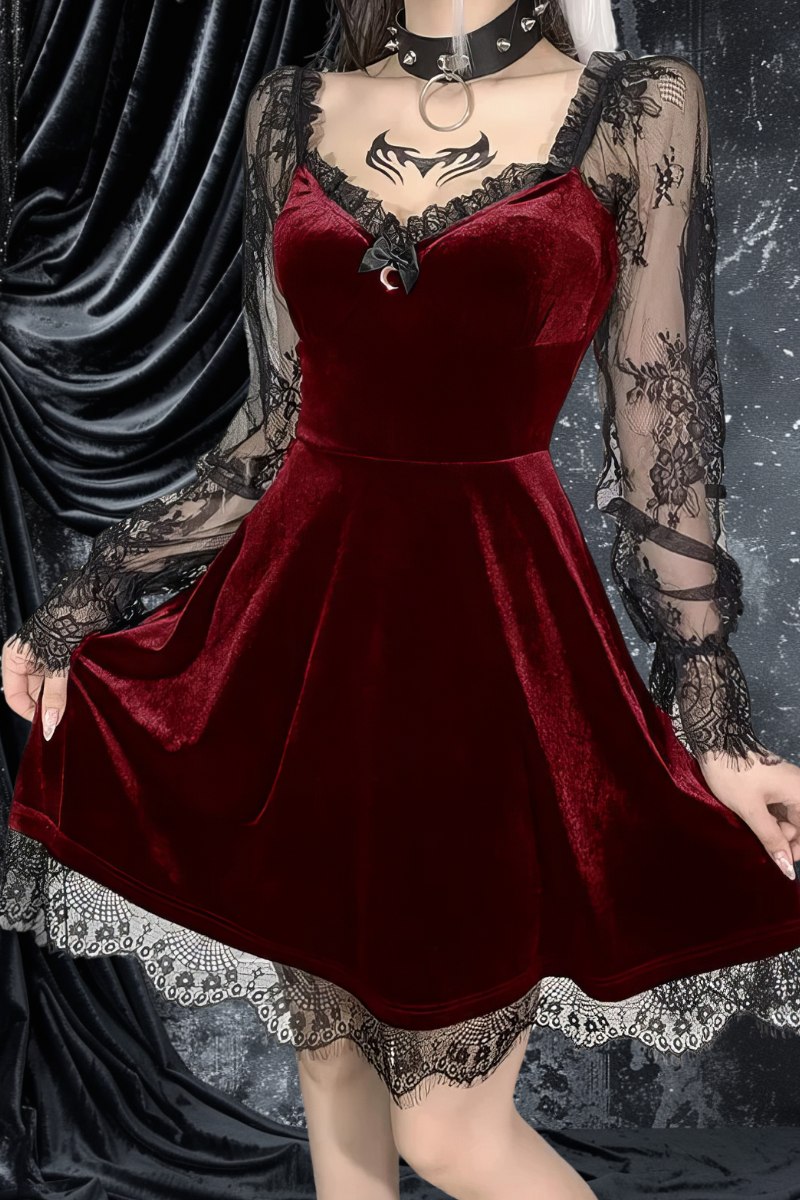 Robe gothique noire et rouge SoftBlood en velours rouge bordeaux avec manches longues en dentelle noire transparente et détails en dentelle noire au col et à l'ourlet