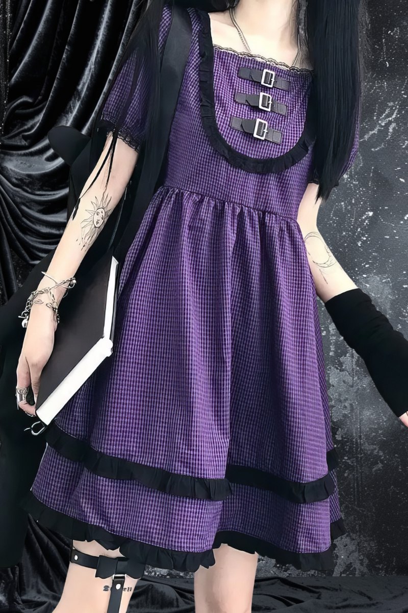 Robe gothique violette et noire MysticMaelstrom en tissu à motif rayé avec manches courtes en tulle, trois boucles décoratives sur le corsage et jupe évasée à volants noirs