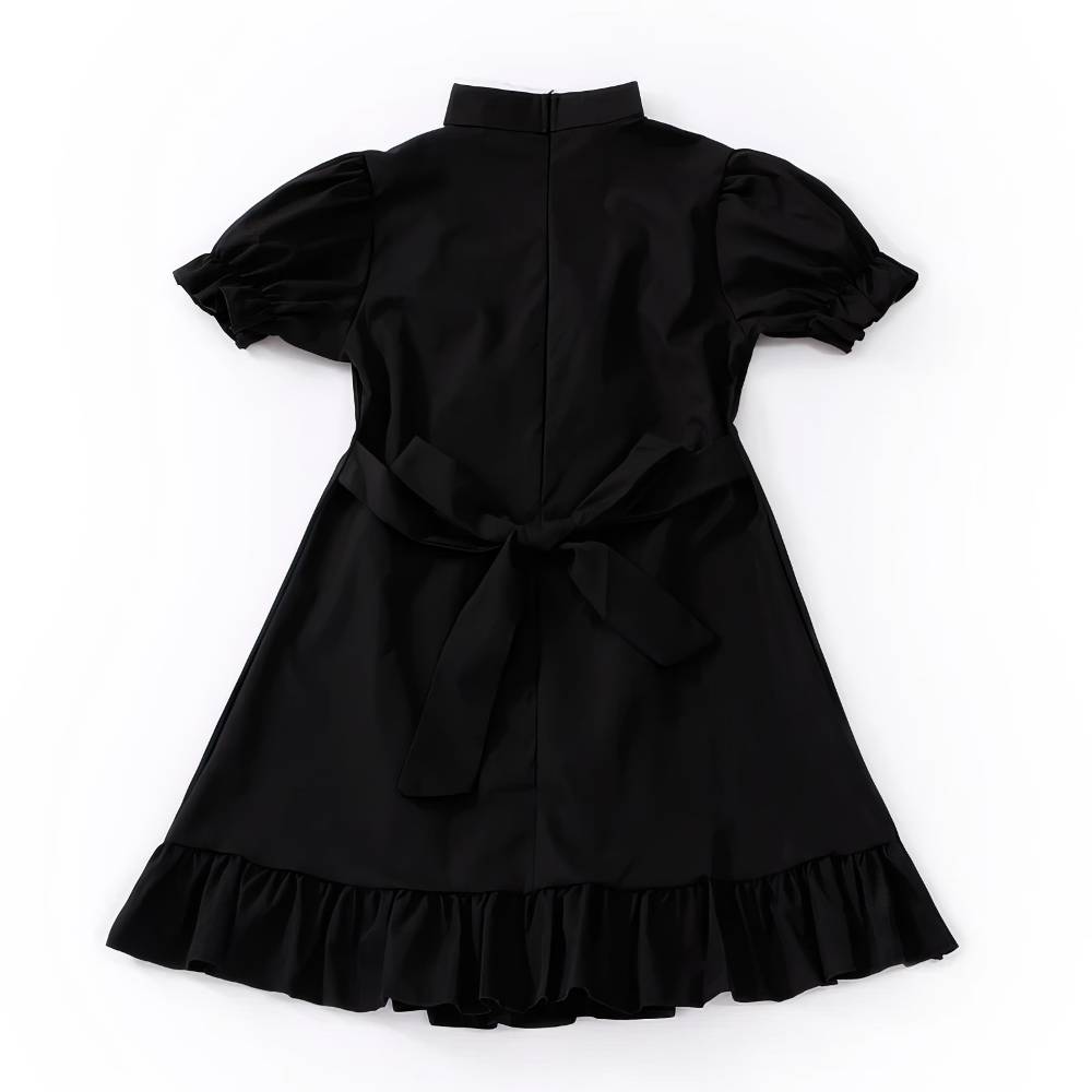 Robe style japonais gothique GothicGale noire en tissu uni avec manches courtes bouffantes, col montant, ceinture nouée à la taille et volant plissé en bas