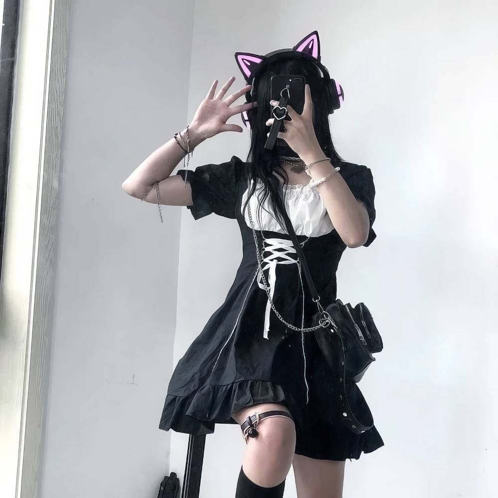 Robe style japonais gothique GothicGale noire avec corset lacé blanc, manches courtes bouffantes et jupe plissée portée avec accessoires noirs