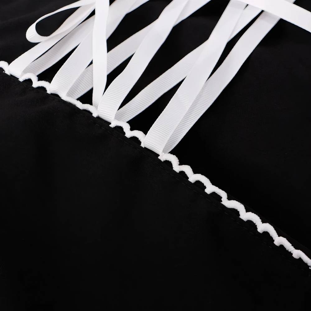 Détail de la robe style japonais gothique GothicGale en velours noir avec lacets blancs et bordure dentelle noire