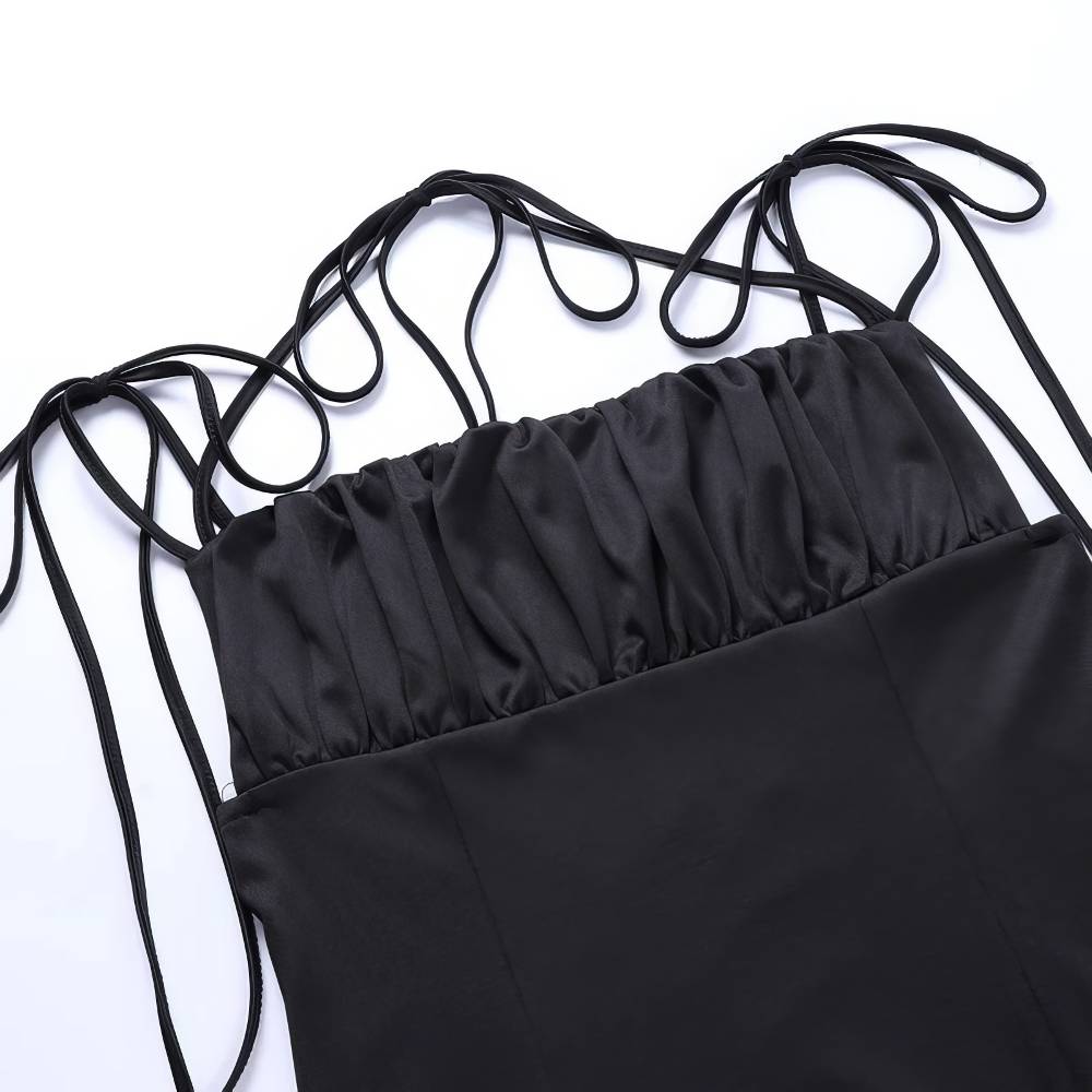 Détail haut froncé et fines bretelles multiples de la robe longue gothique grande taille GothicGalaxy en tissu noir
