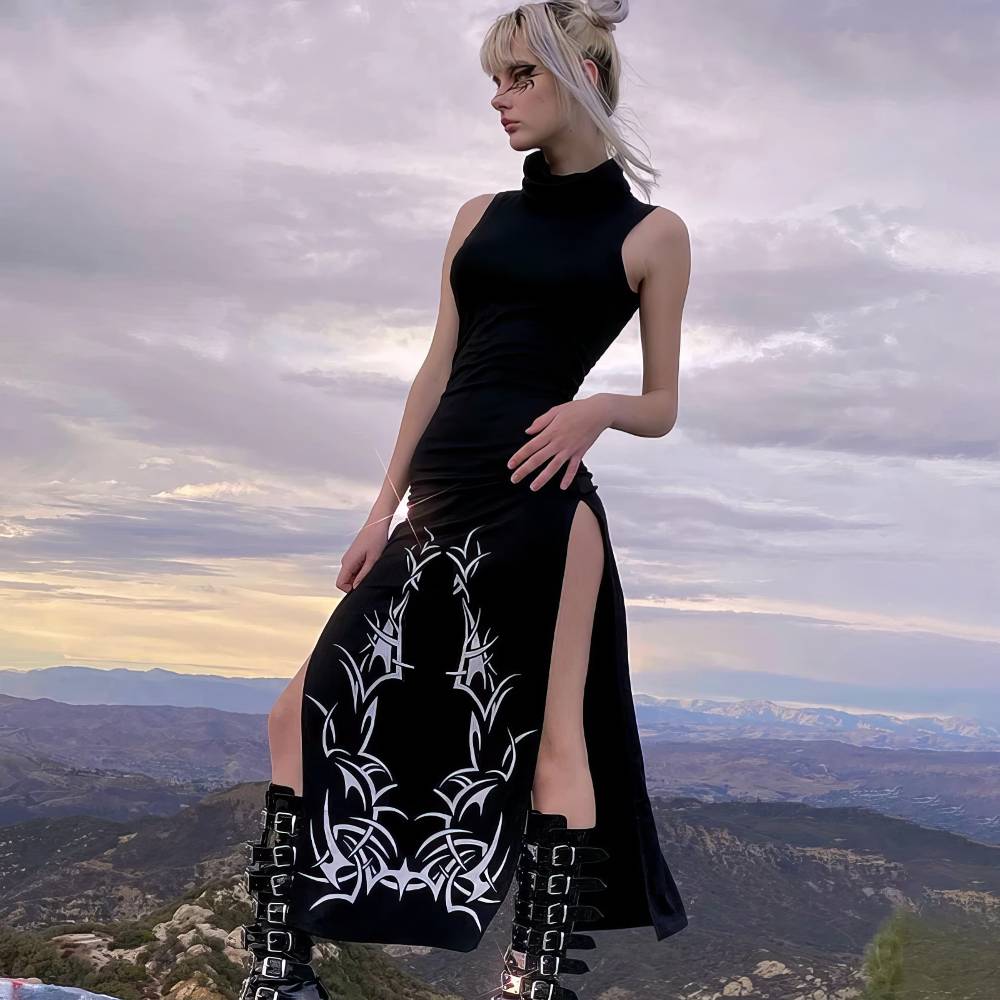 Robe longue gothique romantique noire en velours avec motifs blancs baroques et fentes latérales, modèle RebelRadiance, portée en extérieur
