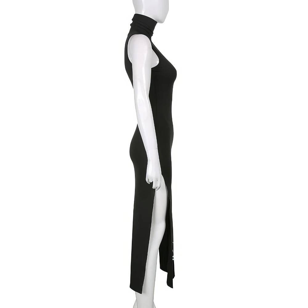 Robe longue gothique romantique noire en velours avec col montant et fente latérale, vue de profil