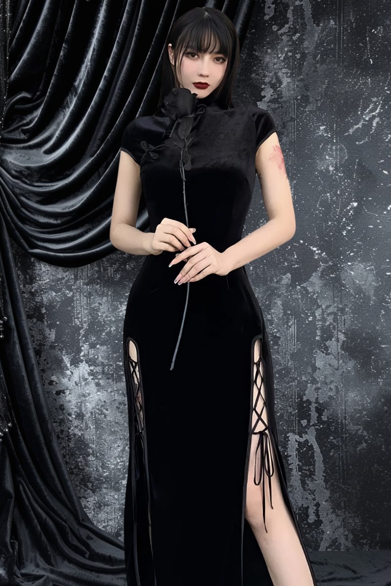 Robe longue noire gothique en velours avec col montant et lacets sur les côtés, modèle DarkDynasty