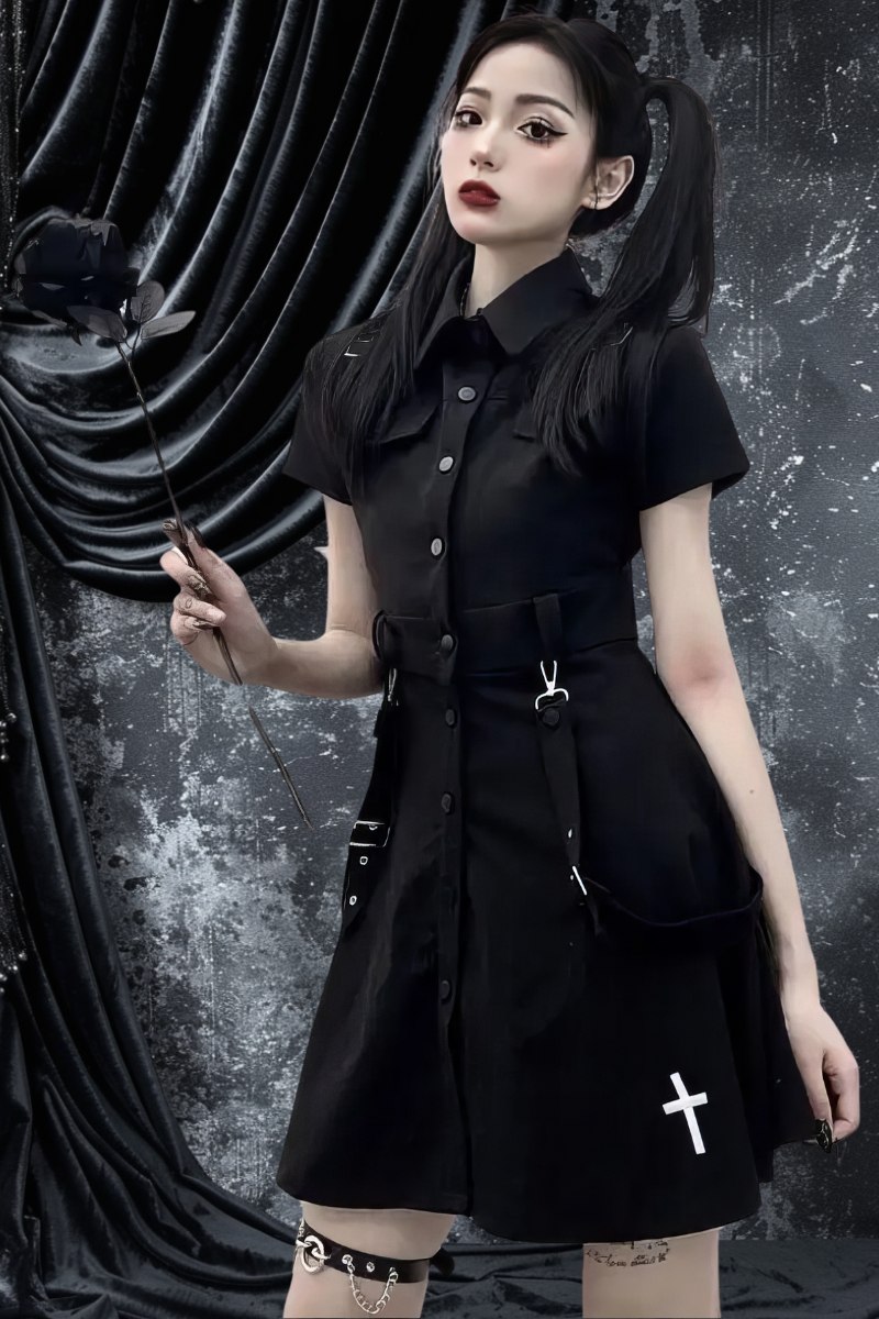 Robe punk gothique noire en velours avec manches courtes, col chemise, poches à rabat et croix blanches, modèle CyberCharm