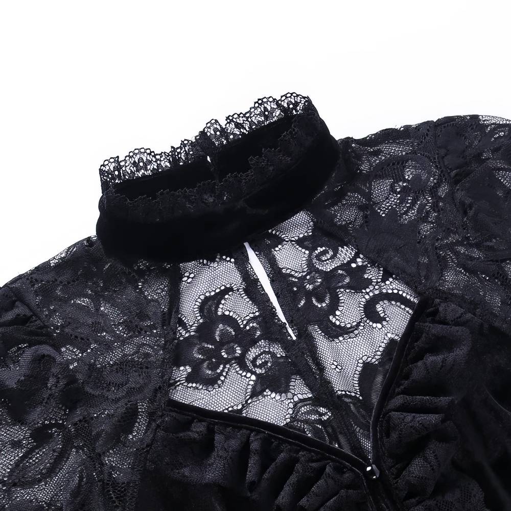 Détail col montant en dentelle noire et velours de la robe de soirée gothique NightFlame avec motif floral et ouverture centrale