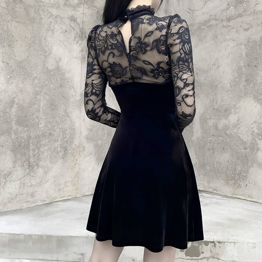 Robe de soirée gothique NightFlame noire en velours avec haut en dentelle transparente à motif floral vue de dos