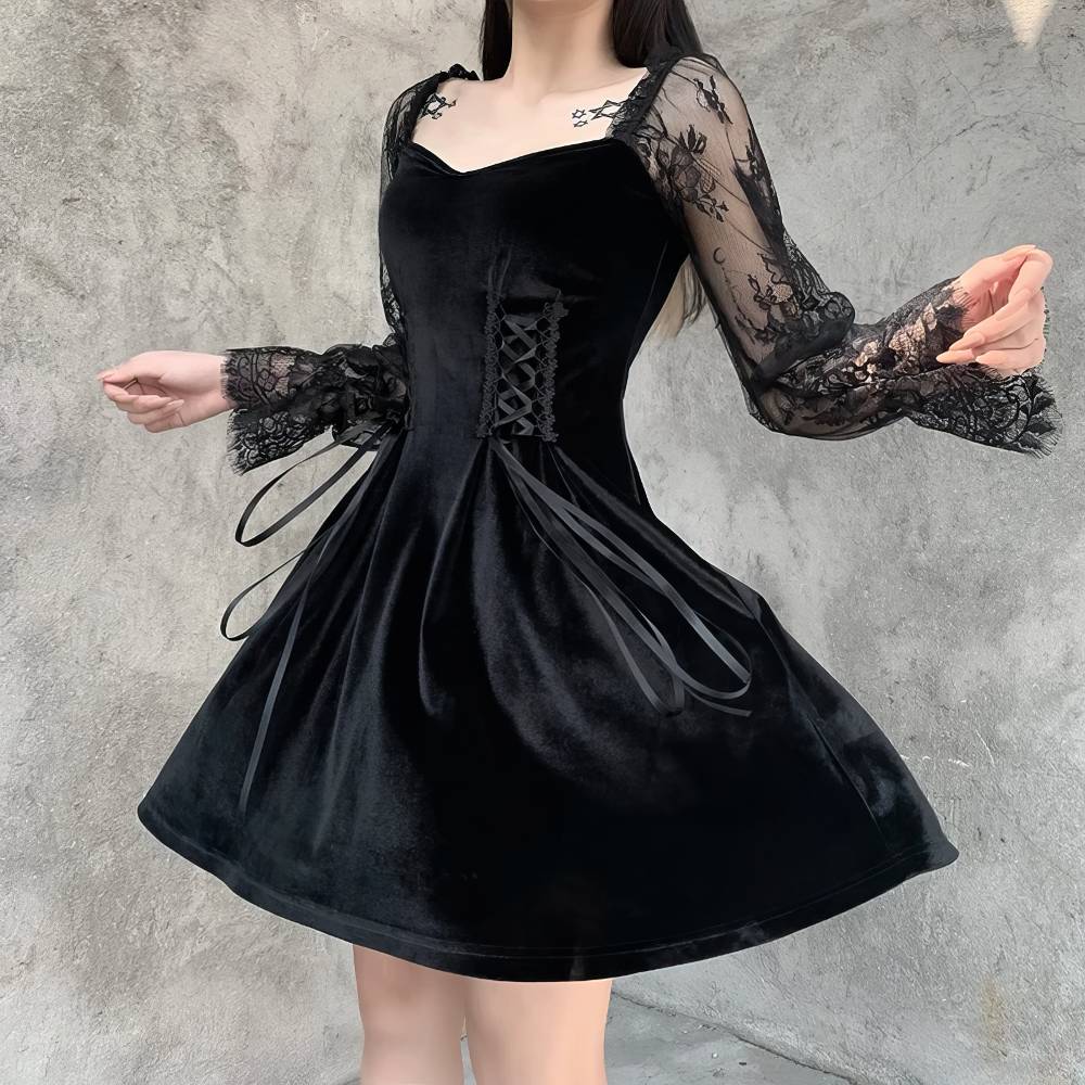 Robe de soirée gothique NightFlame en velours noir avec manches longues en dentelle noire transparente et corset lacé devant