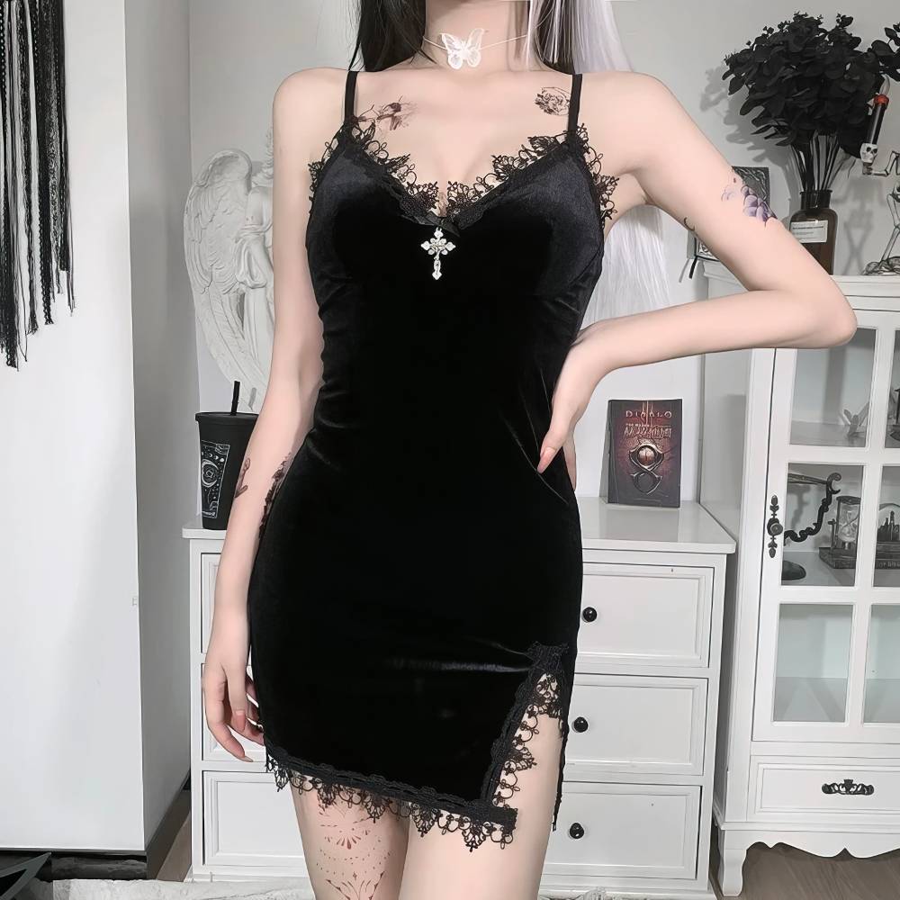 Robe velours gothique noire StormSentinel avec fines bretelles et dentelle noire aux bords, coupe près du corps