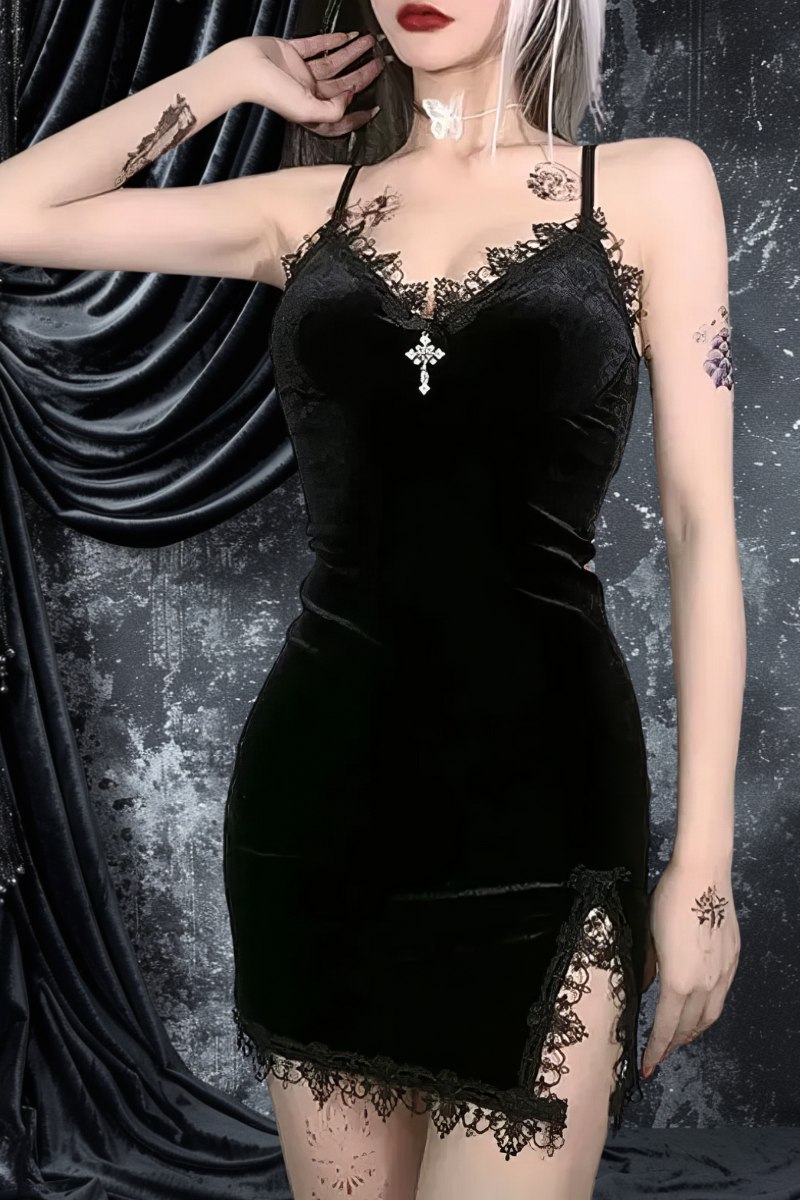 Robe velours gothique noire StormSentinel avec dentelle noire aux bords, coupe courte et fines bretelles