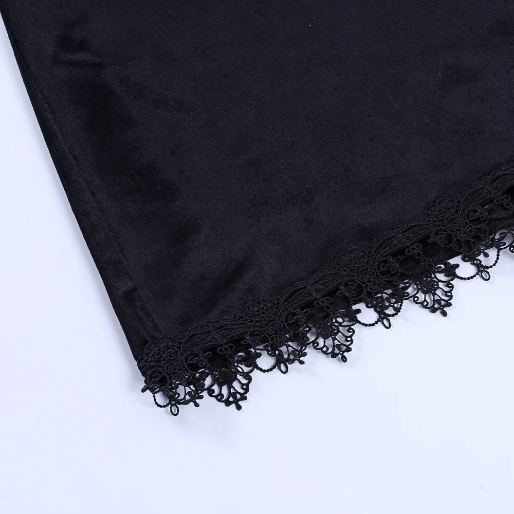 Détail bas de la robe velours gothique StormSentinel en velours noir avec bordure en dentelle noire délicate