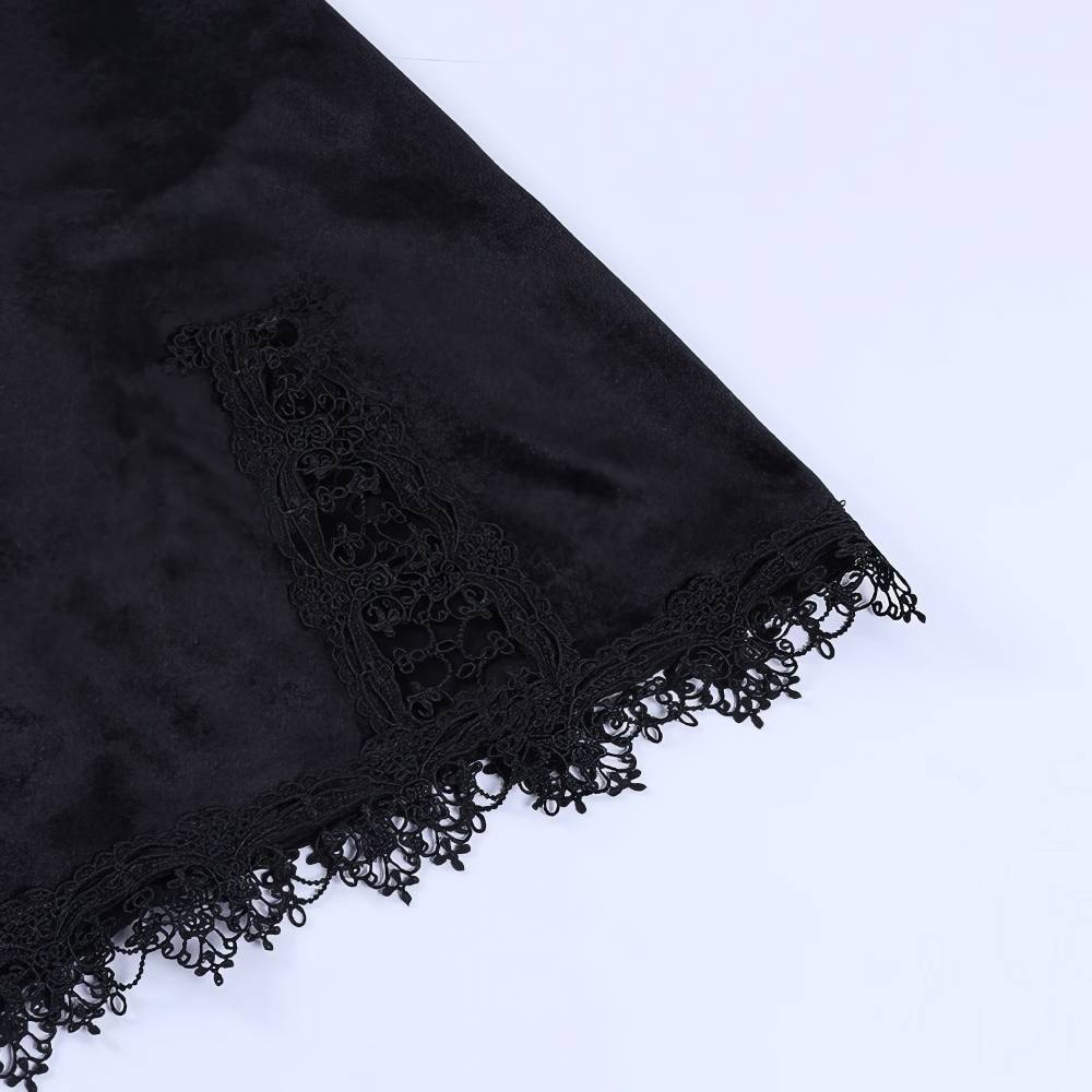 Détail bas de la Robe Velours Gothique StormSentinel en velours noir avec dentelle noire délicate