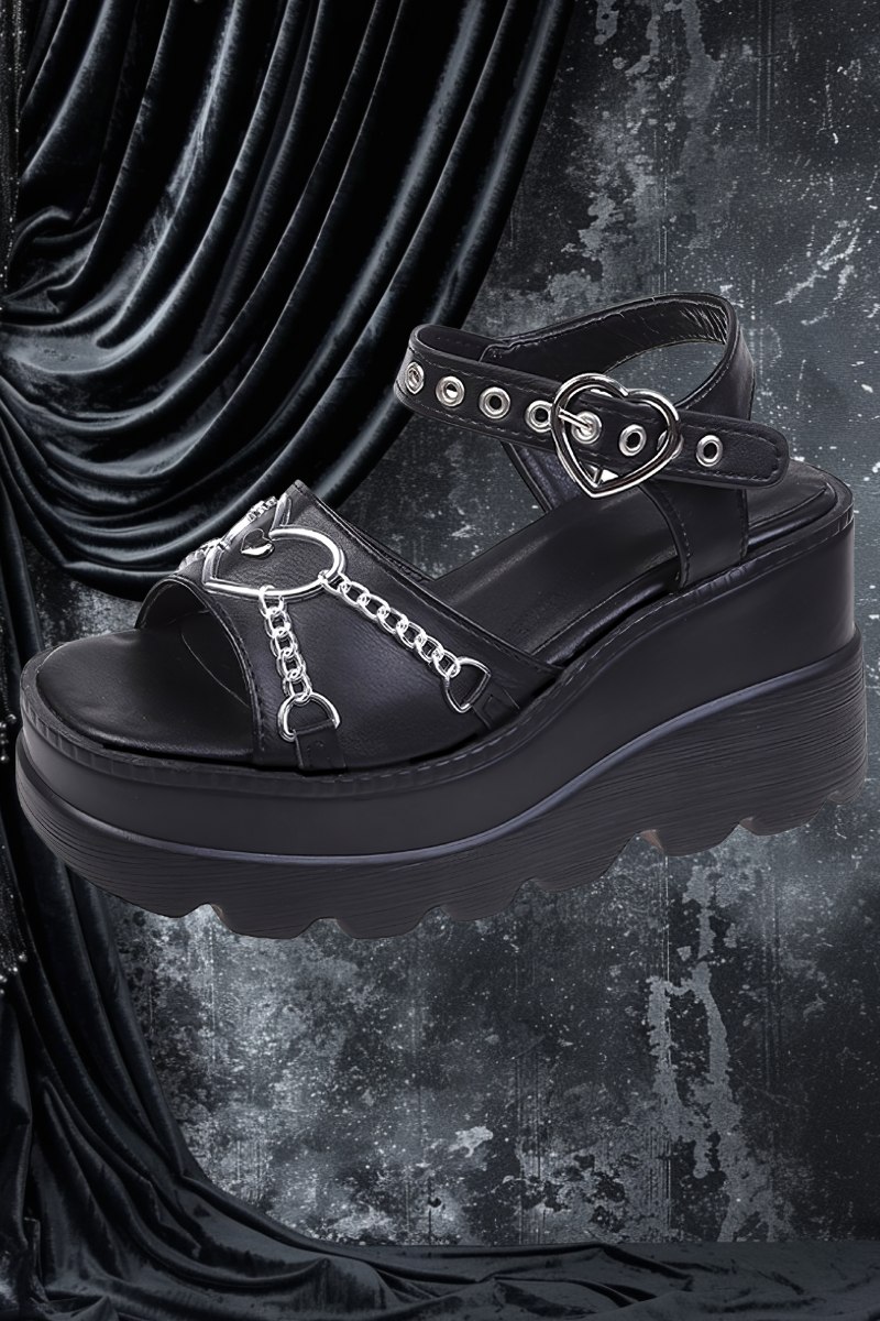 Sandale punk gothique noire en cuir avec plateforme épaisse, bride à boucle en forme de cœur et chaînes métalliques décoratives