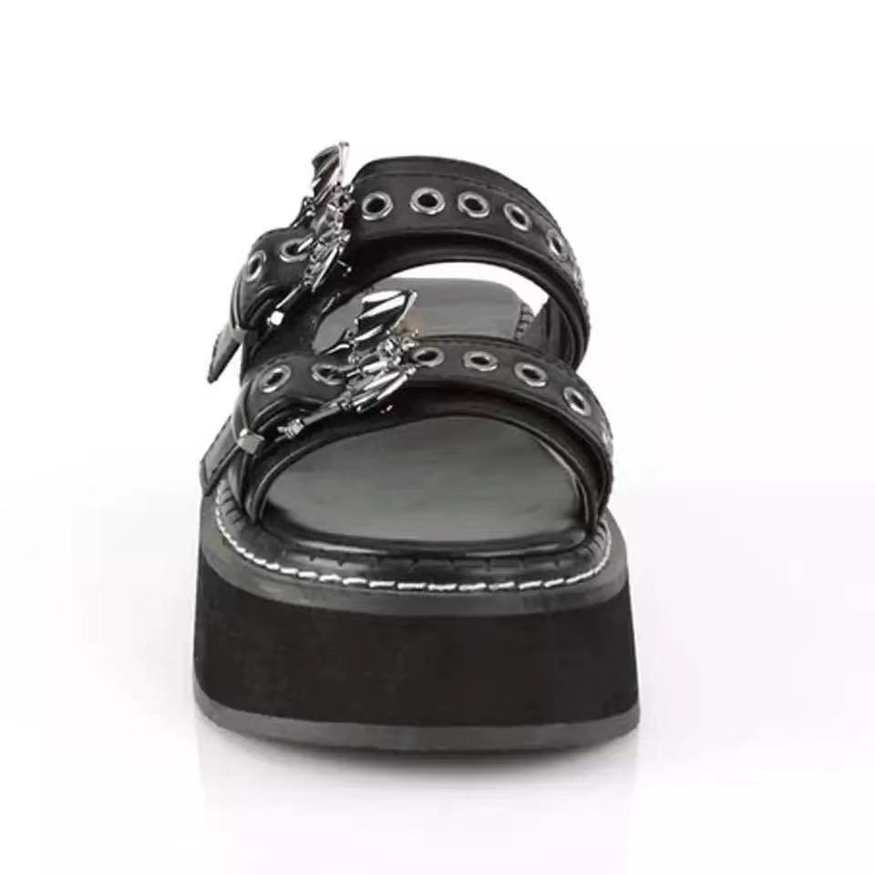 Sandales gothiques noires AbyssAberration avec plateforme épaisse, boucles métalliques décoratives et œillets sur les brides