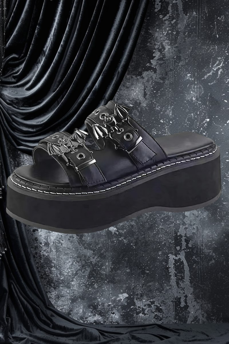 Sandales gothiques noires AbyssAberration à plateforme épaisse avec brides larges en cuir et boucles métalliques décoratives