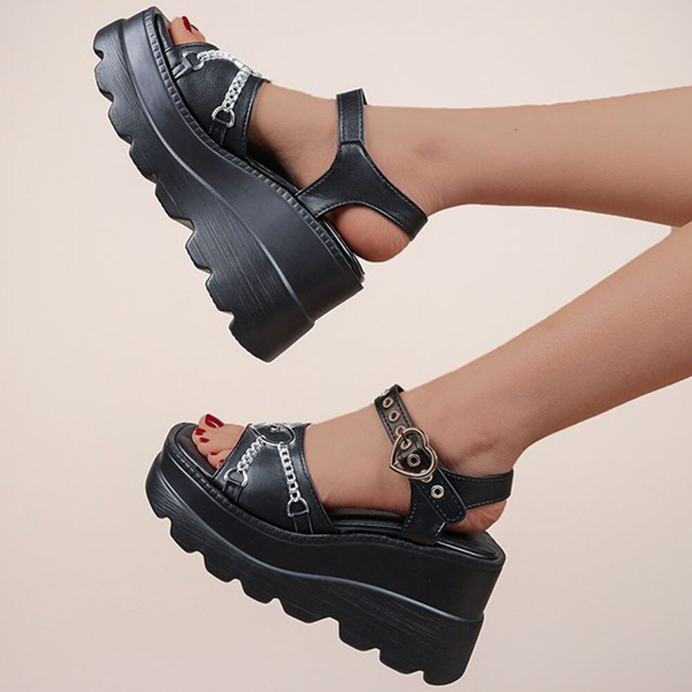 Sandales punk gothique VictoriumVortex noires en cuir avec plateforme épaisse, brides à boucle et chaîne métallique décorative, vue de profil