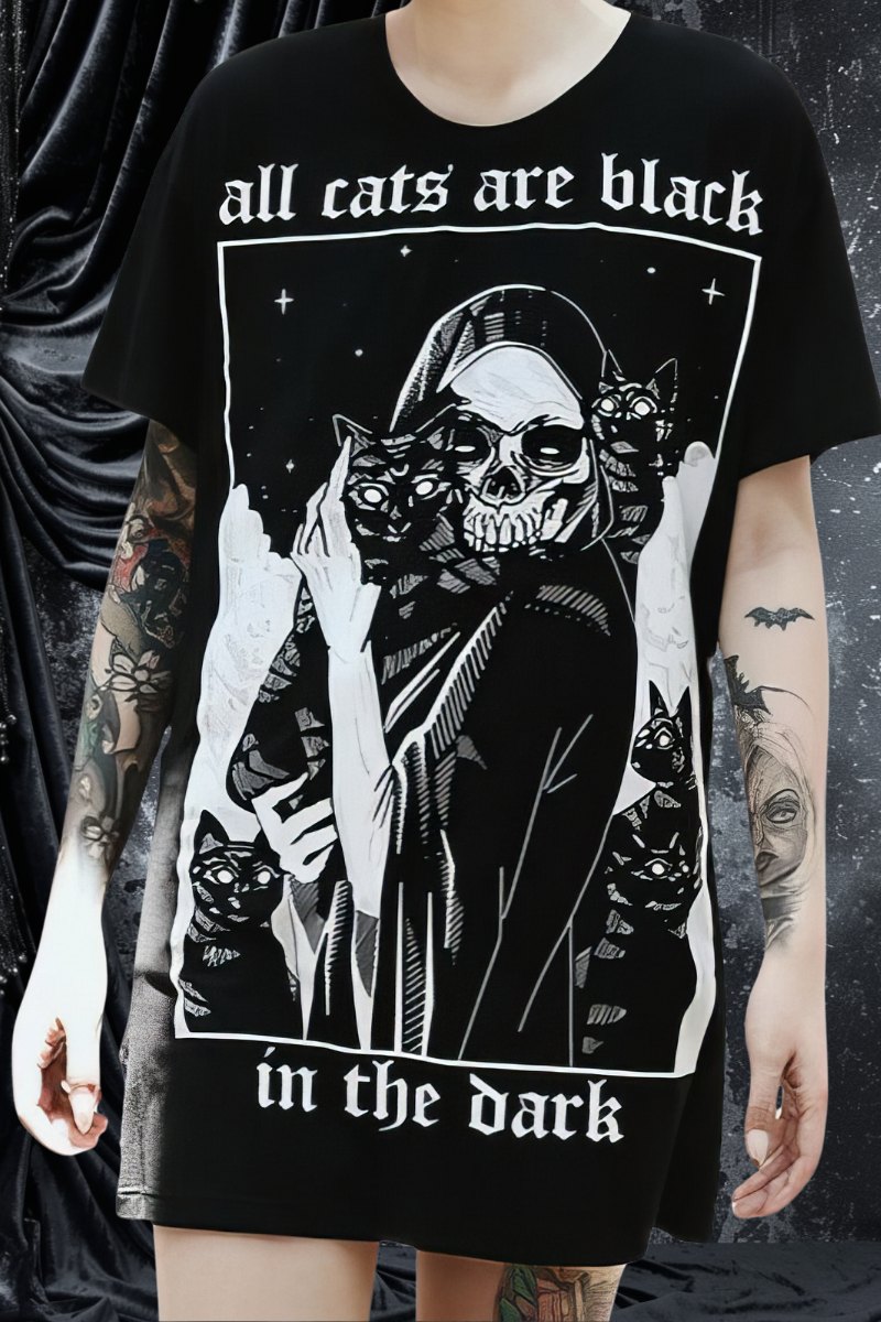 T-shirt noir en coton avec impression gothique d'un squelette tenant un chat noir et texte blanc 'all cats are black in the dark'