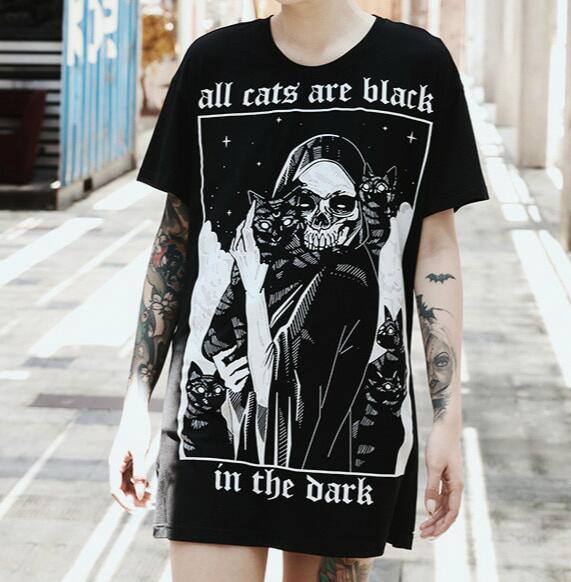 T-shirt noir en coton IronIsle avec motif gothique d'un squelette tenant un chat noir et inscription all cats are black in the dark