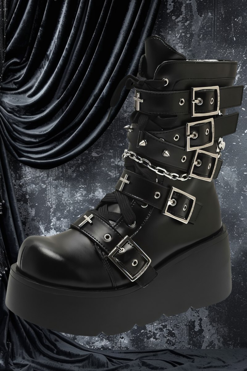 Botte gothique noire en cuir avec plateforme épaisse, ornée de croix métalliques et piques, boucles argentées et chaîne décorative