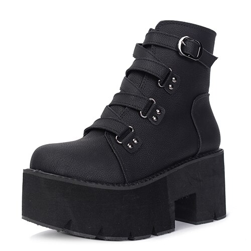 Botte gothique simili cuir à grain noire avec plateforme épaisse et boucles métalliques modèle Gloomgaze vue de profil