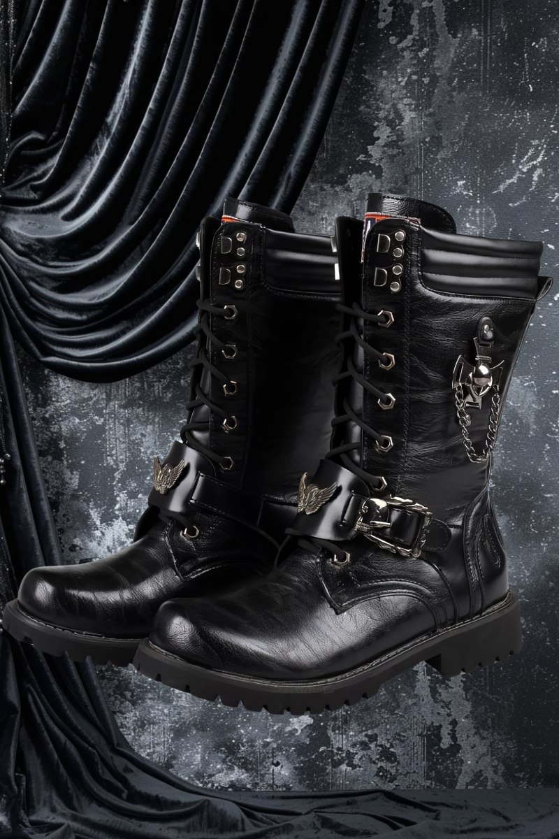 Bottes gothiques homme en cuir noir avec lacets, lanière et boucles métalliques Strongvein, décorées d'une chaîne et d'un pendentif en forme de crâne