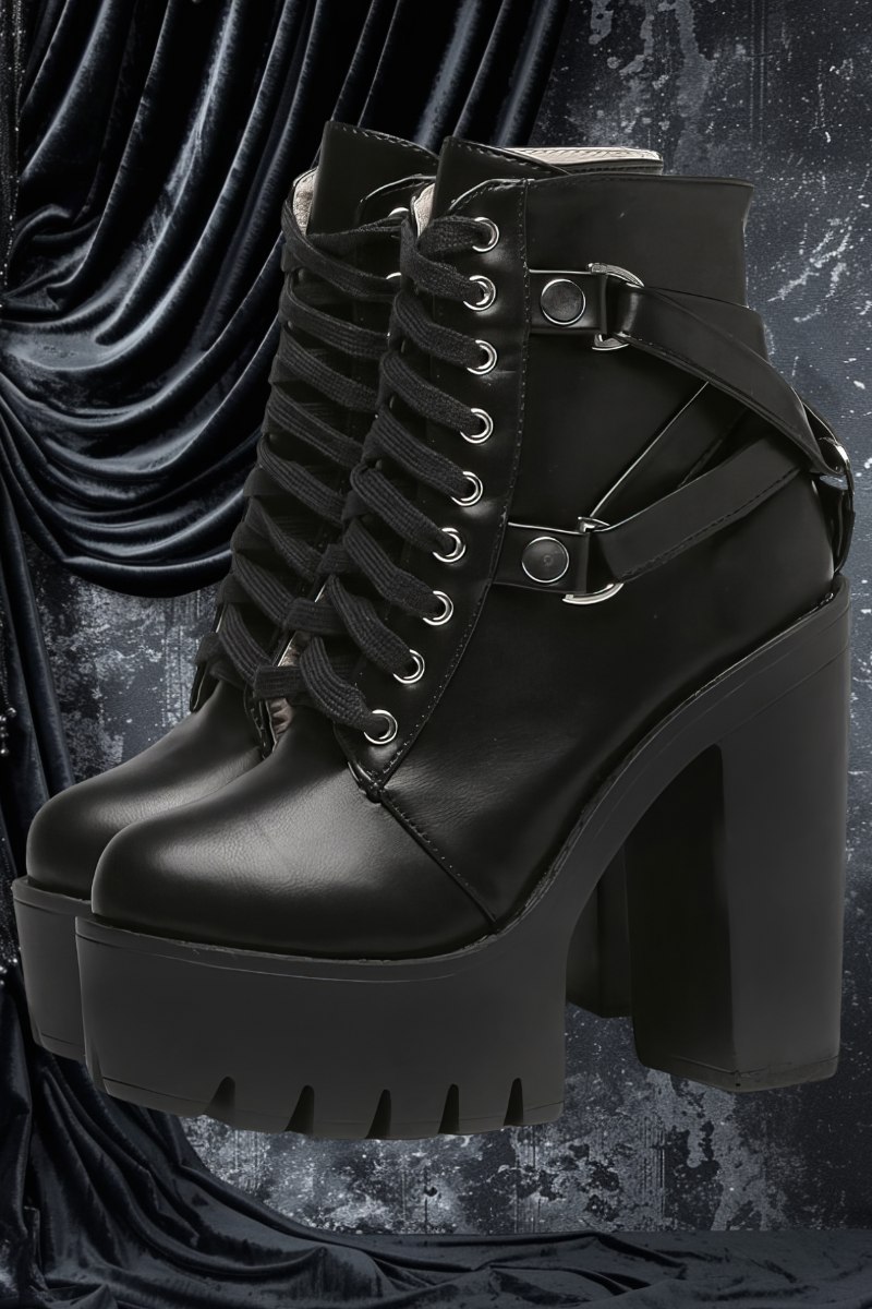 Bottes gothiques noires courtes à lacets en cuir avec plateforme épaisse et talons blocs, ornées de boucles métalliques sur le côté