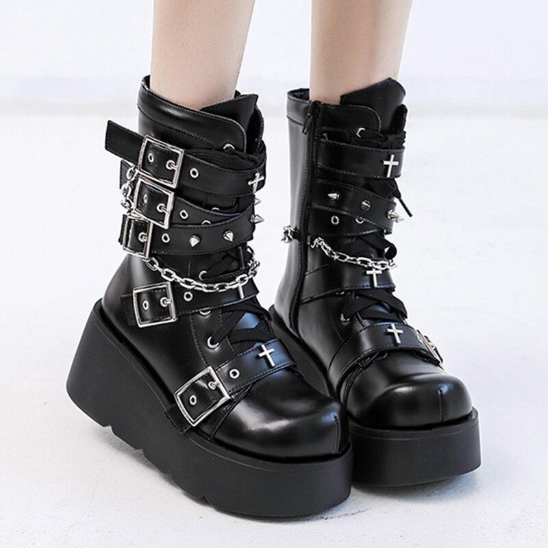 Bottes gothiques noires en cuir avec plateforme épaisse, ornées de croix métalliques, chaînes argentées, boucles et piques, vue avant